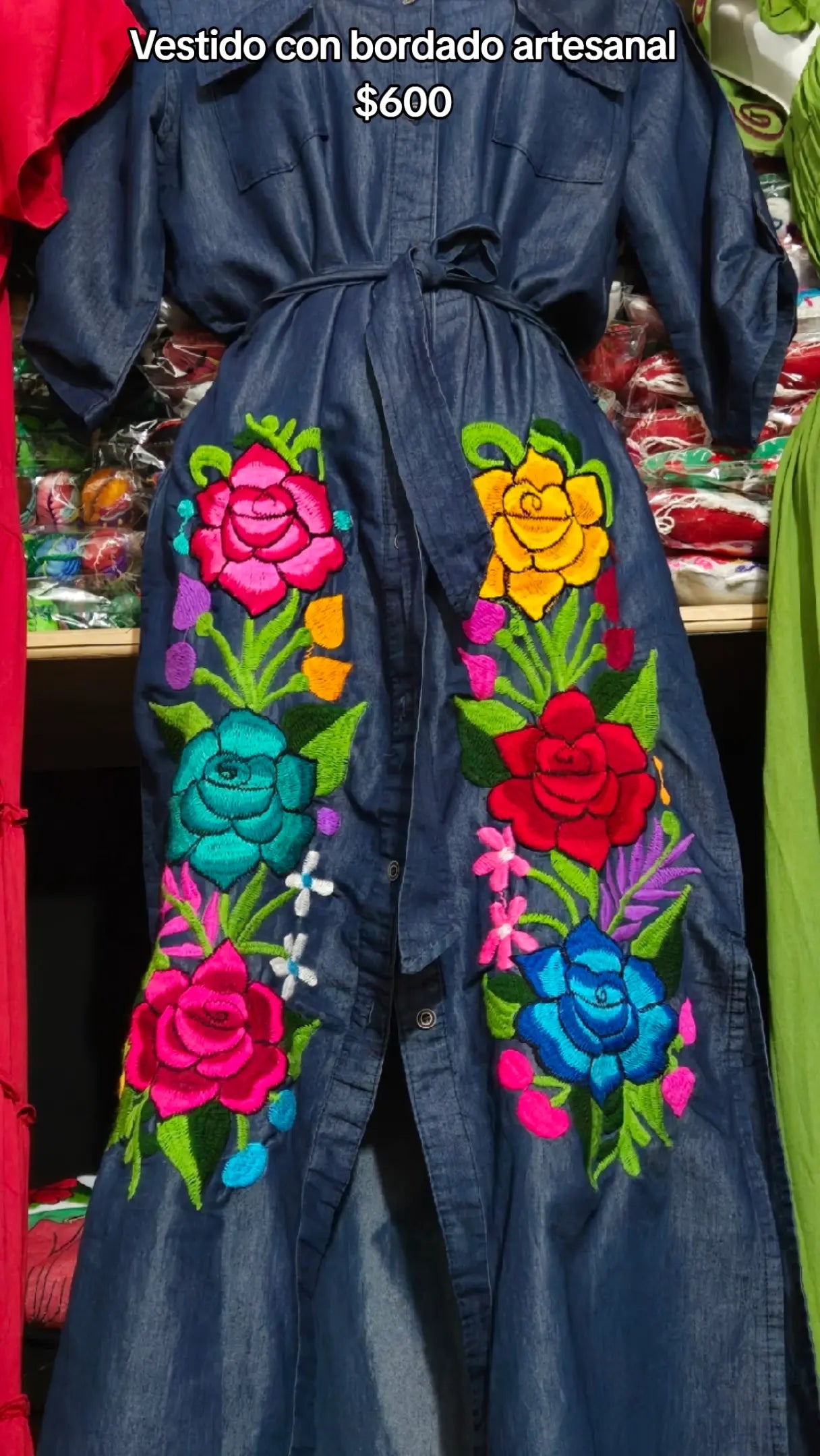 Vestidos artesanales. Bordados y texturas diferentes