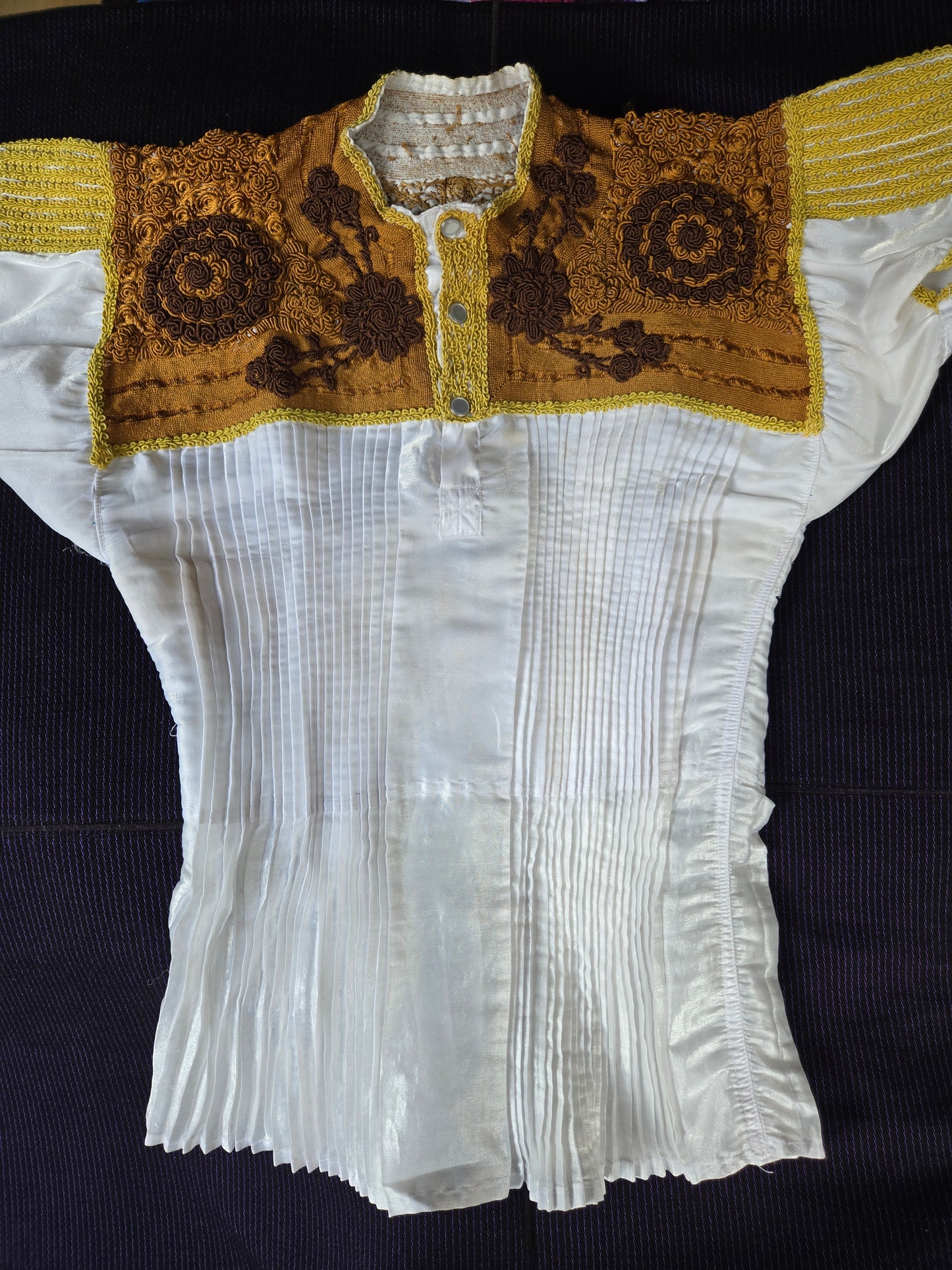 Blusa artesanal bordada a mano