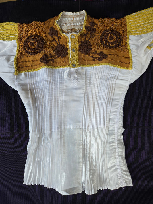 Blusa artesanal bordada a mano