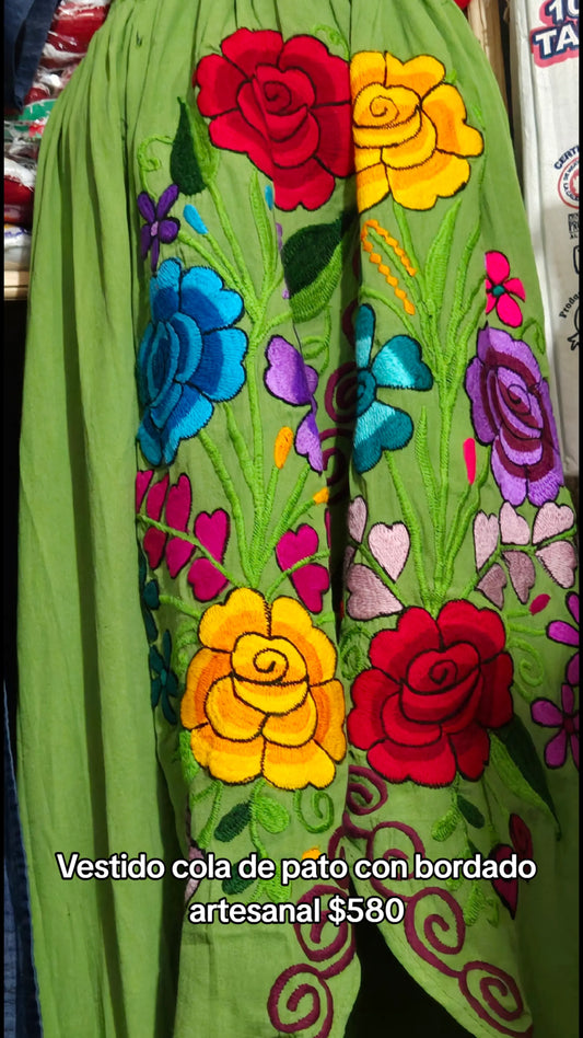 Vestidos artesanales. Bordados y texturas diferentes